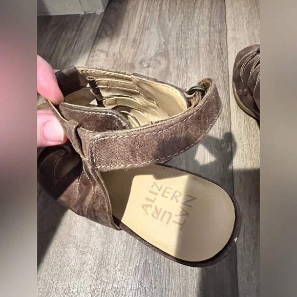 Naturlizer size 10W Sandel heels with Velcro closer. - Picture 3 of 7